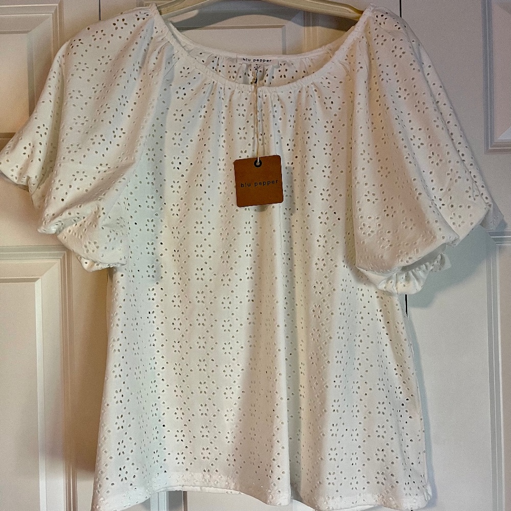 Size L eyelet puff short sleeve top